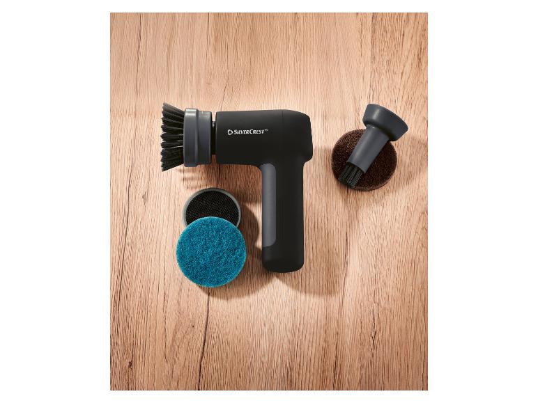 Elektrická čistiaca kefa SILVERCREST s modrou a hnedou špongiou na drevenom povrchu