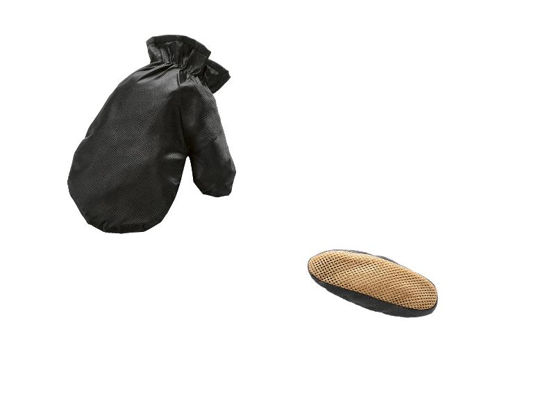 Čierna rukavica a žltá špongia na čistenie.