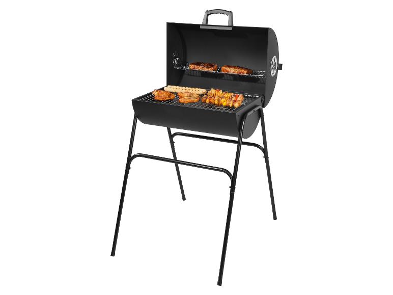 Grilovací stojan so steakmi, klobásami a špízami.