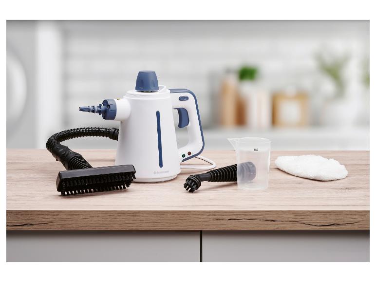 Biely a modrý ručný parný čistič SilverCrest s príslušenstvom na drevenej doske.