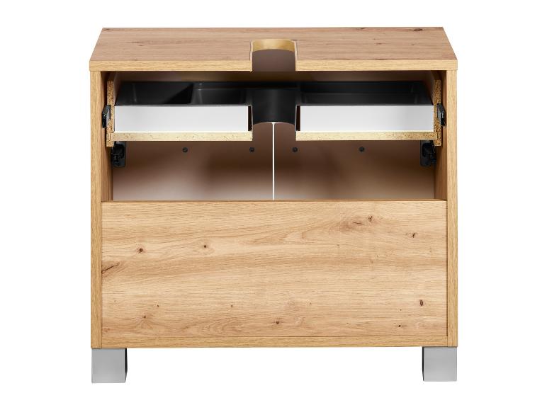 Svetlý dubový nábytok so zásuvkami.