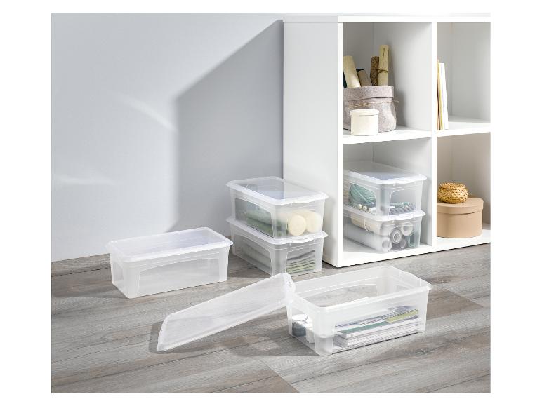 Priehľadné plastové úložné boxy s viečkami.