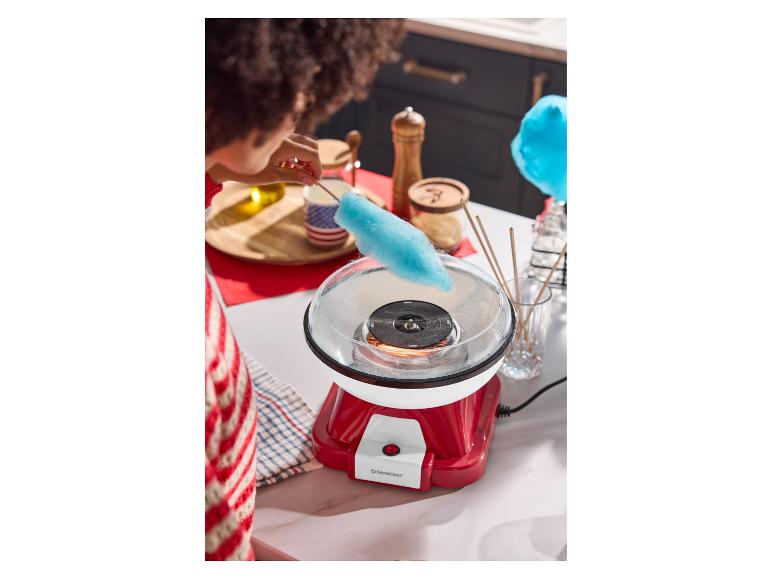 Osoba vyrába modrú cukrovú vatu s prístrojom na cukrovú vatu SilverCrest.