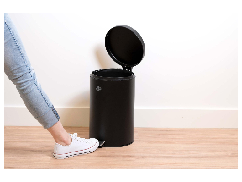 Noha otvára čierny odpadkový kôš Dirt Devil.