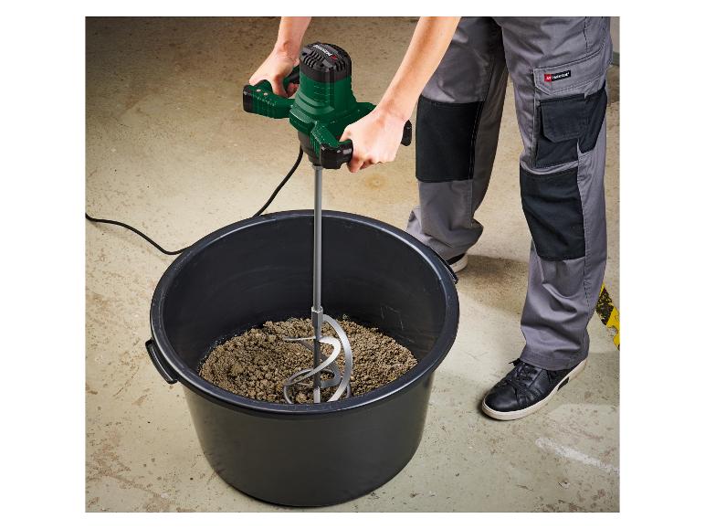 Miešanie malty pomocou miešačky Parkside a vedra.