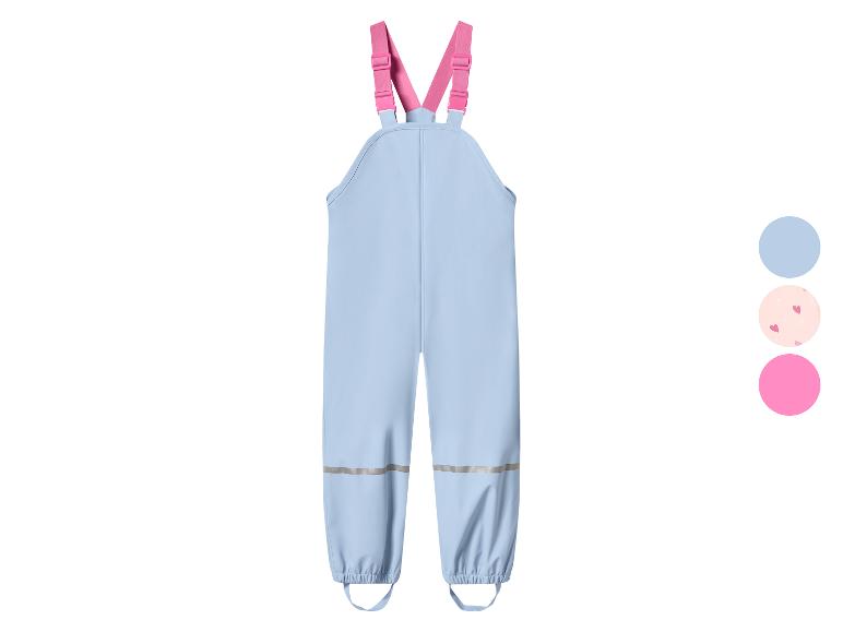 Detské nepremokavé nohavice s trakmi v svetlomodrej farbe s ružovými popruhmi a reflexnými prvkami.