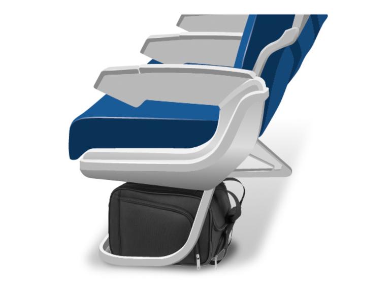 Taška pod modrým sedadlom lietadla.