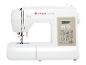 Biely šijací stroj SINGER Serenade s digitálnym displejom a mnohými vzormi stehov.