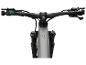 Detailný pohľad na šedý elektromotorový horský bicykel s čiernym riadidlami a logom 'Peak 7091M'.
