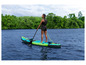 Žena pádluje na nafukovacím paddleboarde značky Hydro-Force.