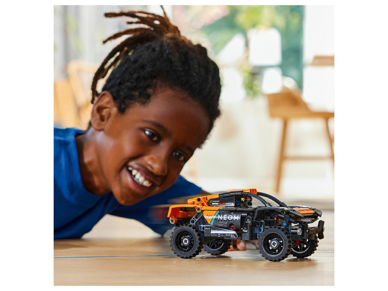 Dieťa si hrá s terénnym autom LEGO Technic.