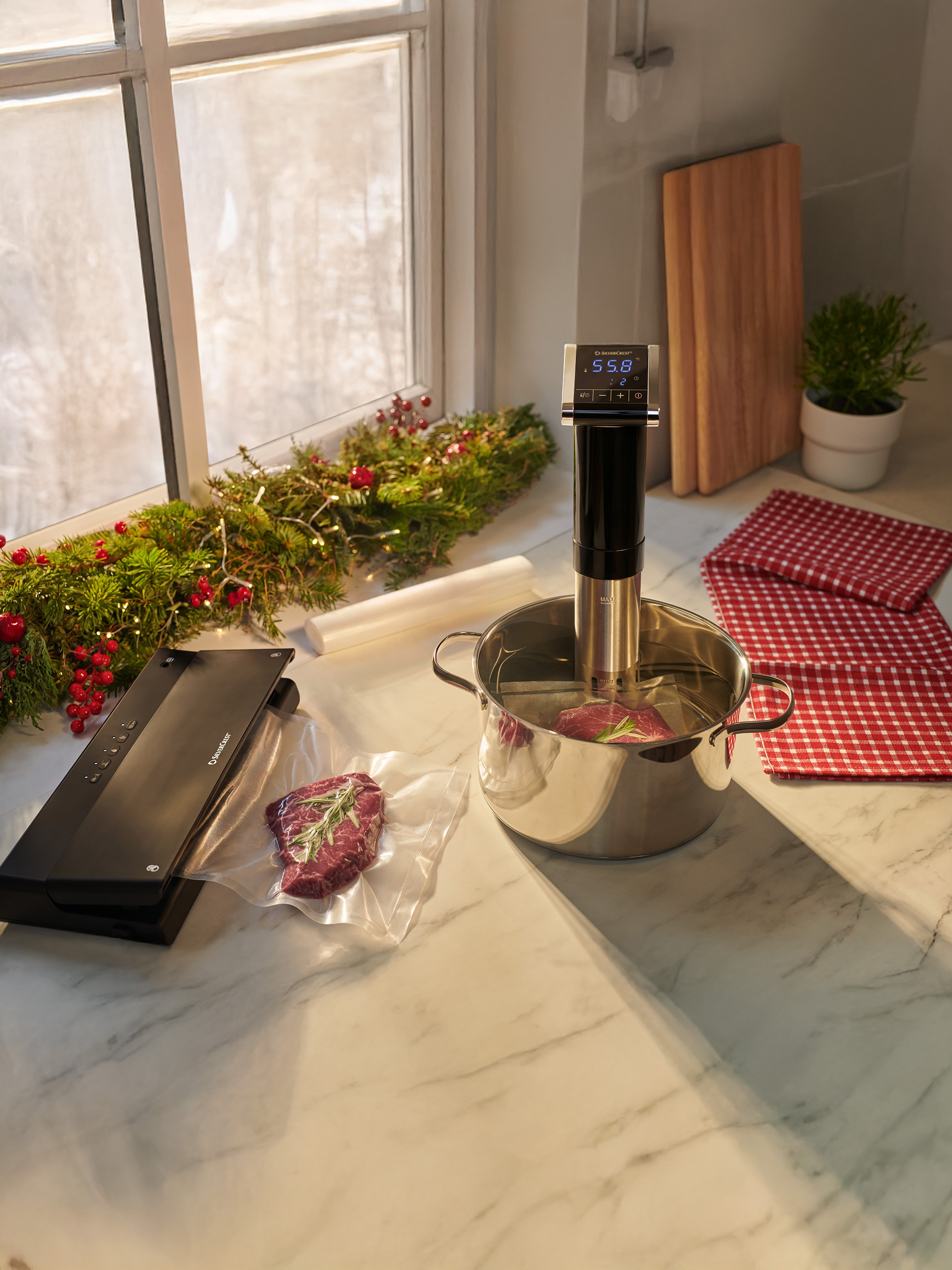 Sous-vide varič a vákuovačka na kuchynskej linke s mäsom