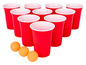 Červené plastové poháre a pingpongové loptičky pre hru beer pong.