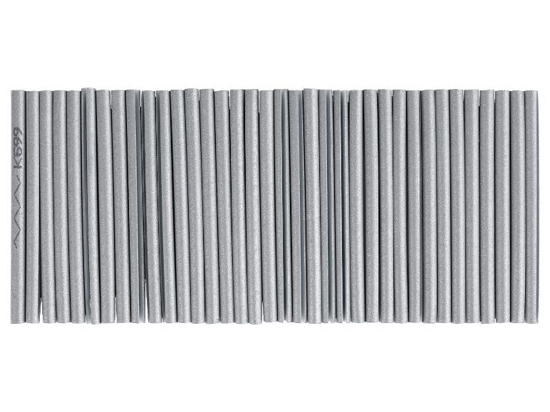 Rad strieborných ceruziek.