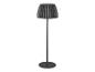 Moderná stojacia lampa s plisovaným tienidlom a okrúhlou základňou.
