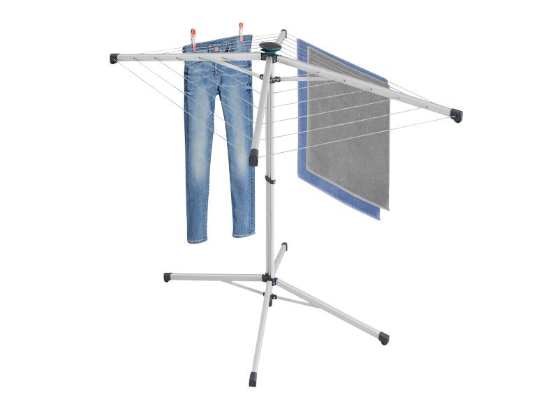Sušiak na prádlo s džínsami a uterákmi.
