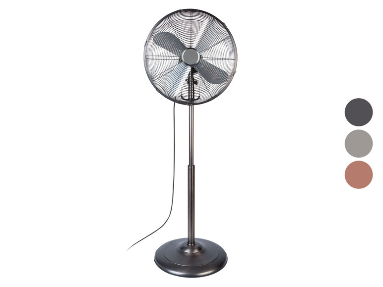 Stojaci ventilátor s kovovou mriežkou v čiernej farbe.