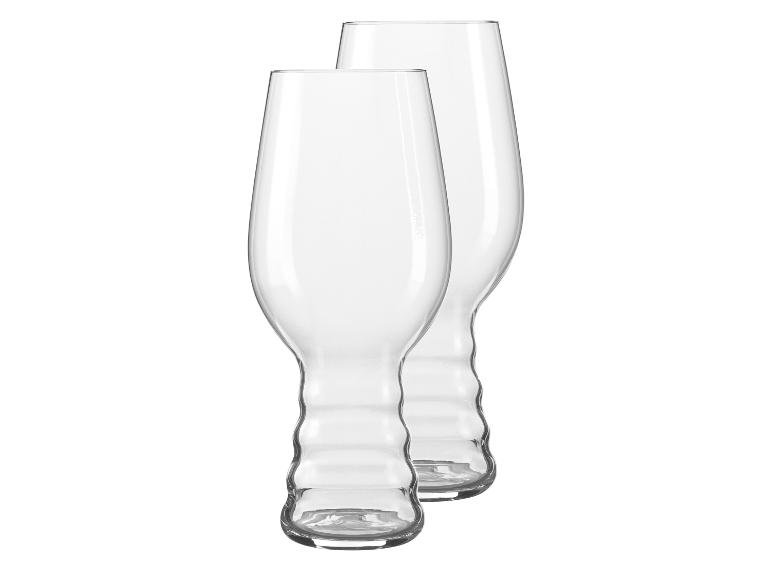 Dve priehľadné poháre na pivo, elegantný dizajn.