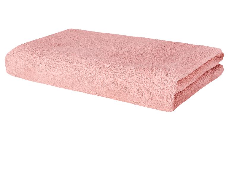 Zložený ružový uterák
