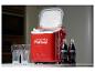 Červená chladnička Coca-Cola s dvoma fľašami Coca-Coly a dvoma pohármi.