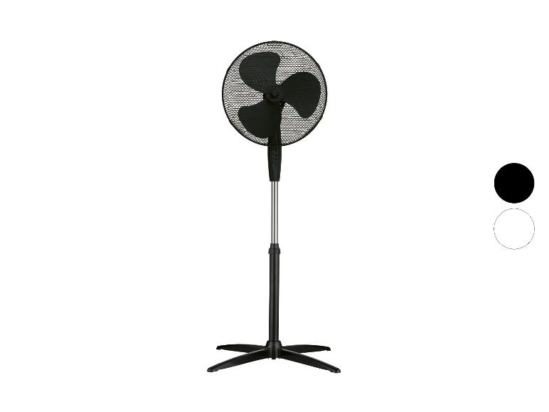 Čierny stojanový ventilátor s okrúhlou hlavou a krížovou základňou