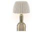 Stolná lampa s plisovaným tienidlom, namontovaná na sklenenej fľaši.