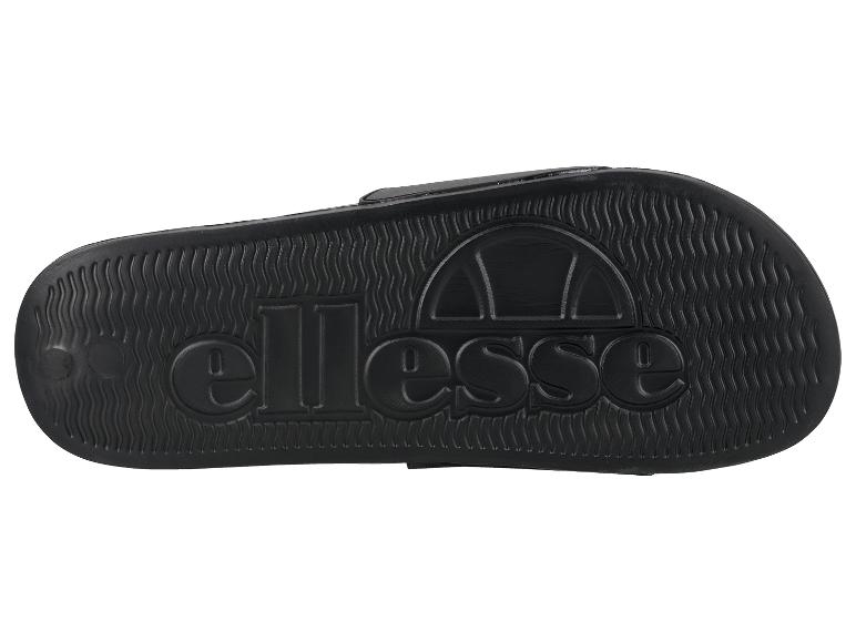 Čierne pánske šľapky Ellesse s vyrazeným logom značky na podrážke.