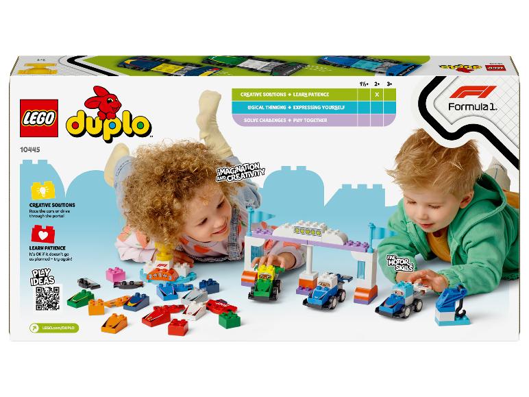 Krabička LEGO Duplo Formula 1 s deťmi hrajúcimi sa s pretekárskymi autami.