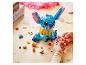 Dieťa skladá stavebnicu Stitch s rozhádzanými dielikmi.