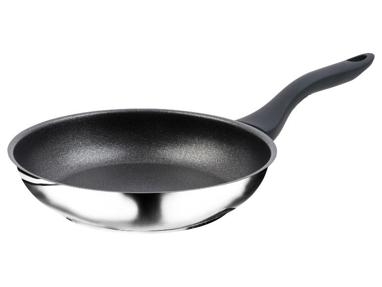 Pan s čiernou rukoväťou a nepriľnavým povrchom.