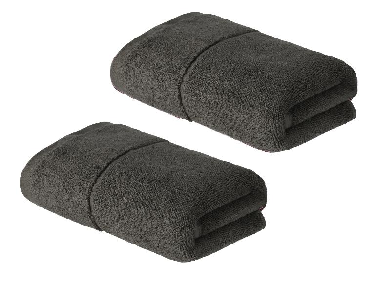 Dva tmavosivé uteráky zložené a pripravené na použitie.