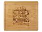 Drevená doska na krájanie s nápisom 'V tejto kuchyni počítame spomienky, nie kalórie'.