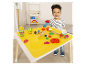 Dieťa si hrá s modelovacou hmotou Play-Doh pri stole so špeciálnou podložkou.