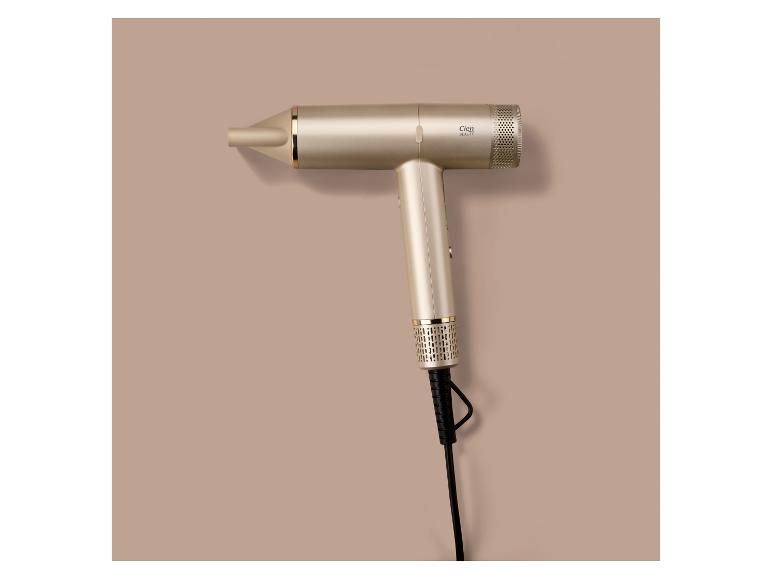 Zlatý sušič vlasov s logom 'Cien Beauty' na béžovom pozadí.