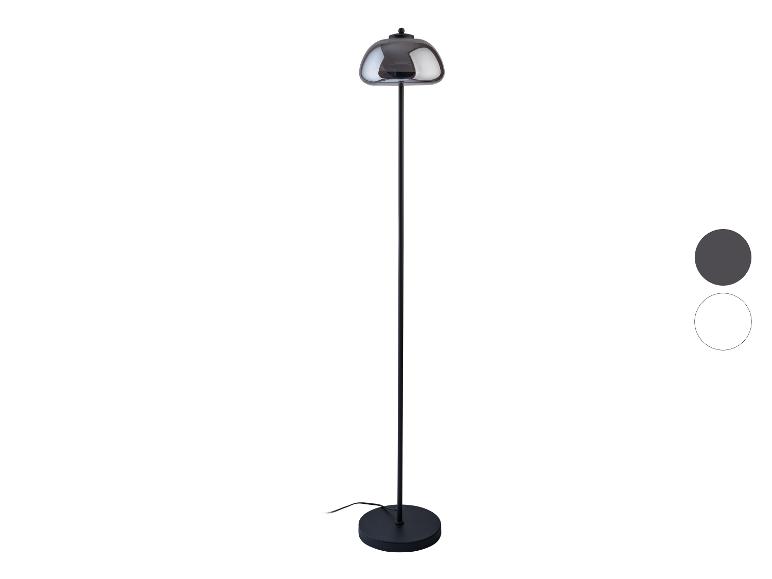 Čierna stojaca lampa s tmavým skleneným tienidlom.