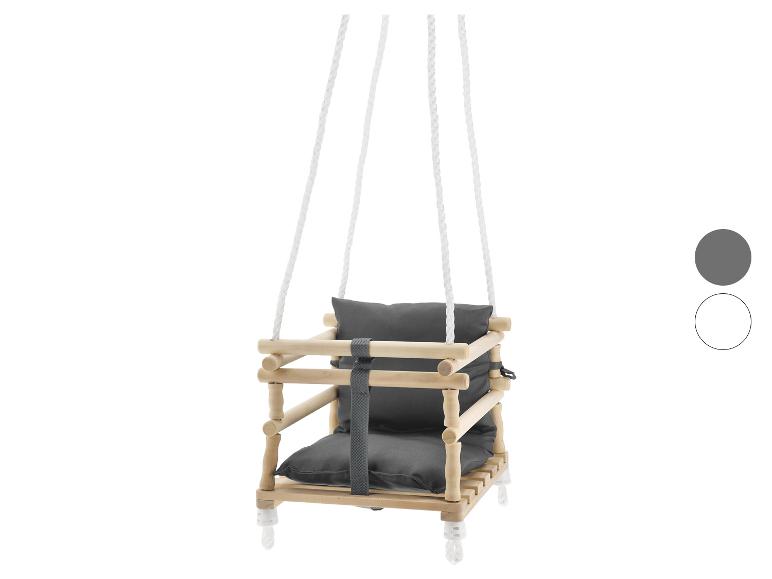 Drevená detská hojdačka so sivými vankúšmi a bielymi lanami.