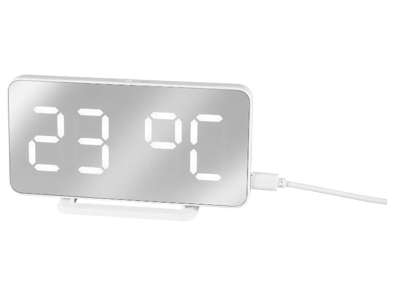 Biely digitálny budík s displejom teploty a nabíjacím káblom