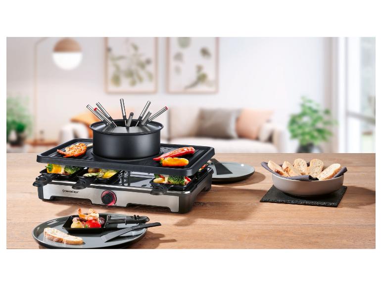 Raclette gril s fondue hrncom, krevetami, zeleninou a chlebom na drevenom stole.