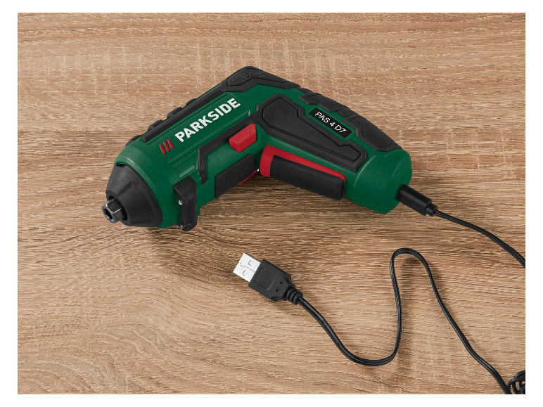 Bezdrôtový skrutkovač Parkside PAS 4 D7 s USB káblom na drevenom povrchu.