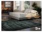 Spálňa s posteľou Hn8 Schlafsysteme, tmavozeleným kobercom a tehlovou stenou.