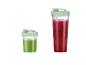 Dva mixéry s zeleným a červeným smoothie