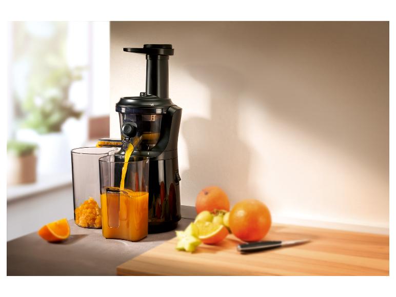 Odšťavovač, ktorý lisuje pomaranče.