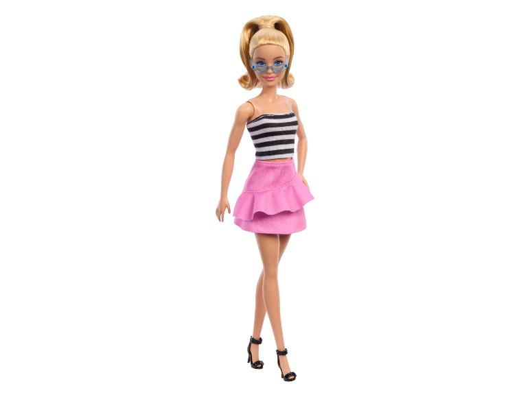 Barbie v čierno-bielej pruhovanej blúzke a ružovej sukni.