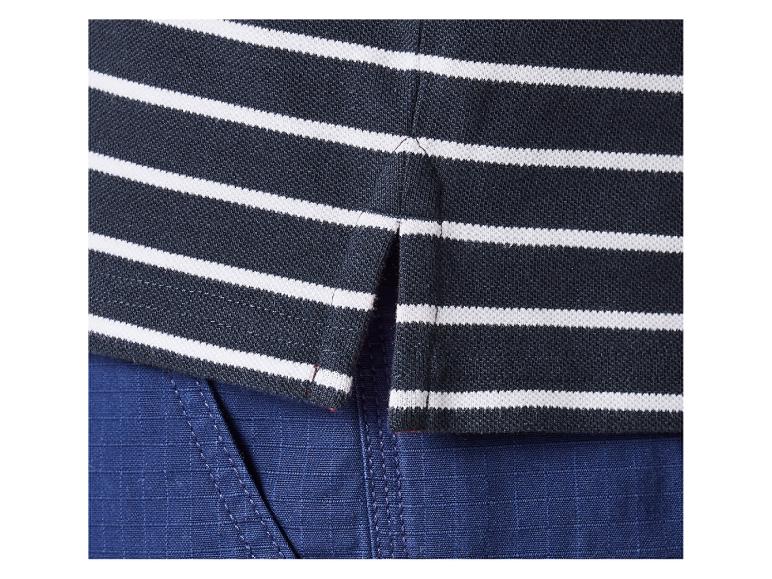 Námornícko-biele pruhované polokošele, detail tmavomodrej látky.