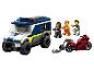 Hračka policajná dodávka, tri minifigúrky (dvaja väzni, jeden dôstojník s plagátom „hľadaný“) a červená motorka.
