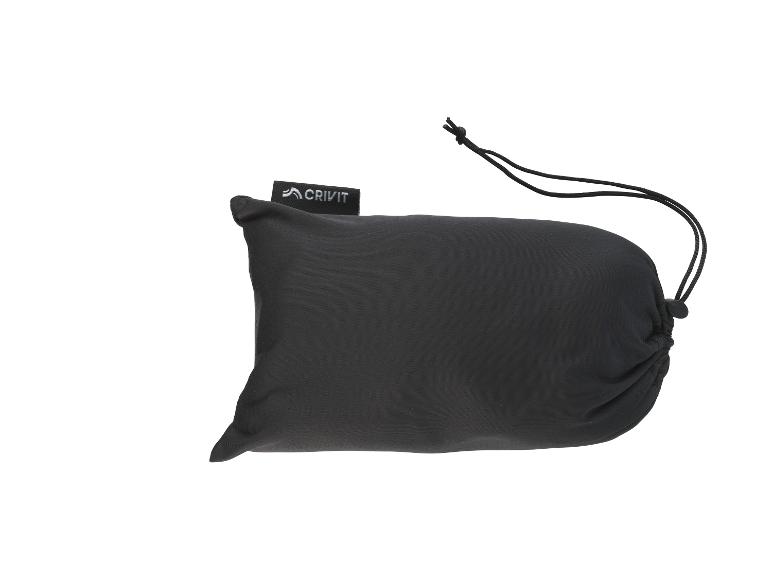 Čierna taška Crivit so sťahovacou šnúrkou.