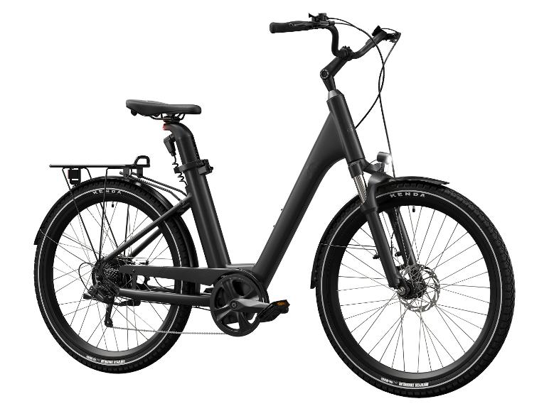Čierny elektrobicykel s Kenda pneumatikami.