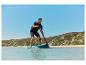 Pádlo a paddleboard: muž si užíva SUP.