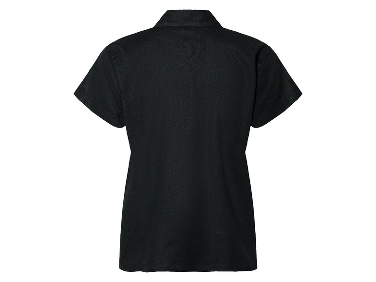 Ženská čierna ľanová košeľa s krátkym rukávom.