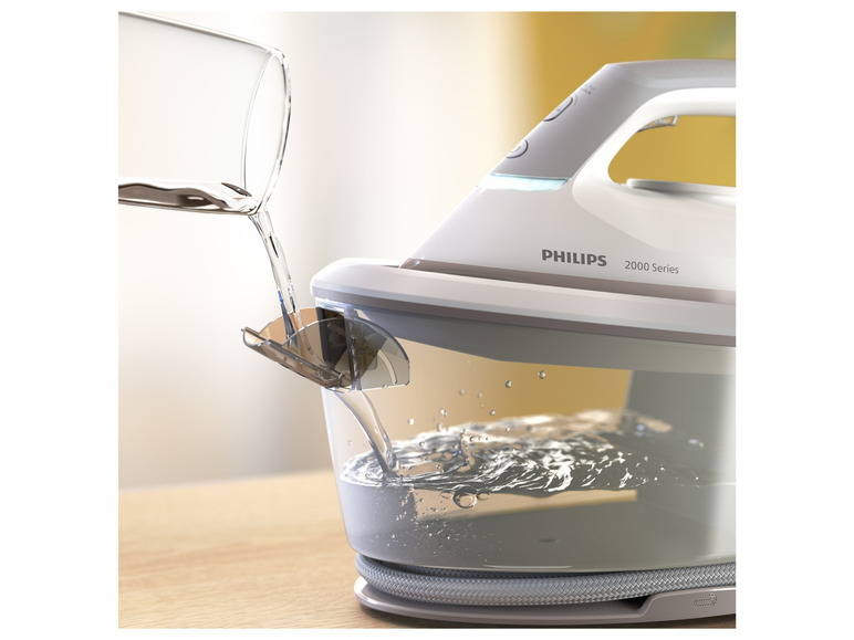 Nalievanie vody do žehličky Philips 2000 Series.